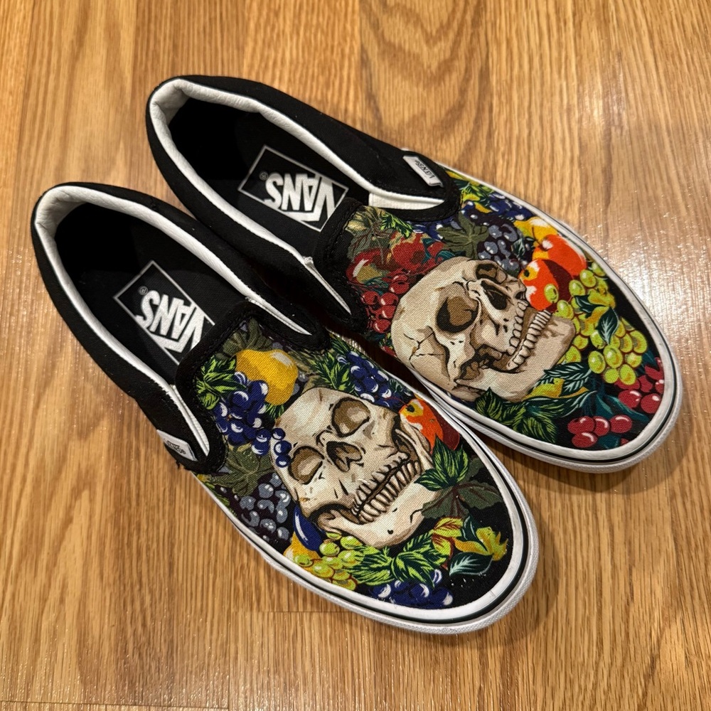 VANS Slip On Fruit Skull Sneaker Women Size 7.5  Mens 6 Black White Floral